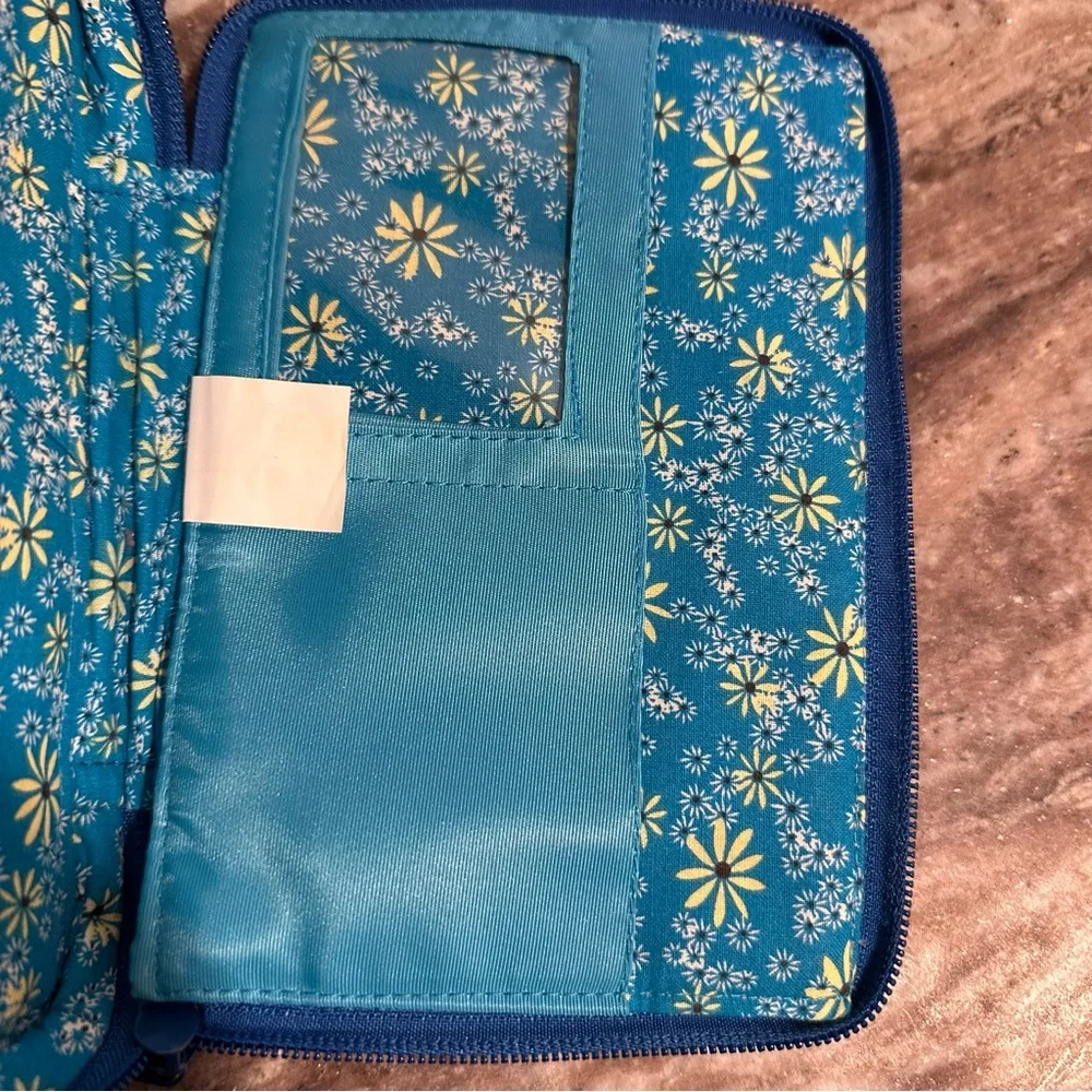 Vera Bradley Floral Quilted Wristlet Small Tech Wallet Bayou Blue Pattern NWOT